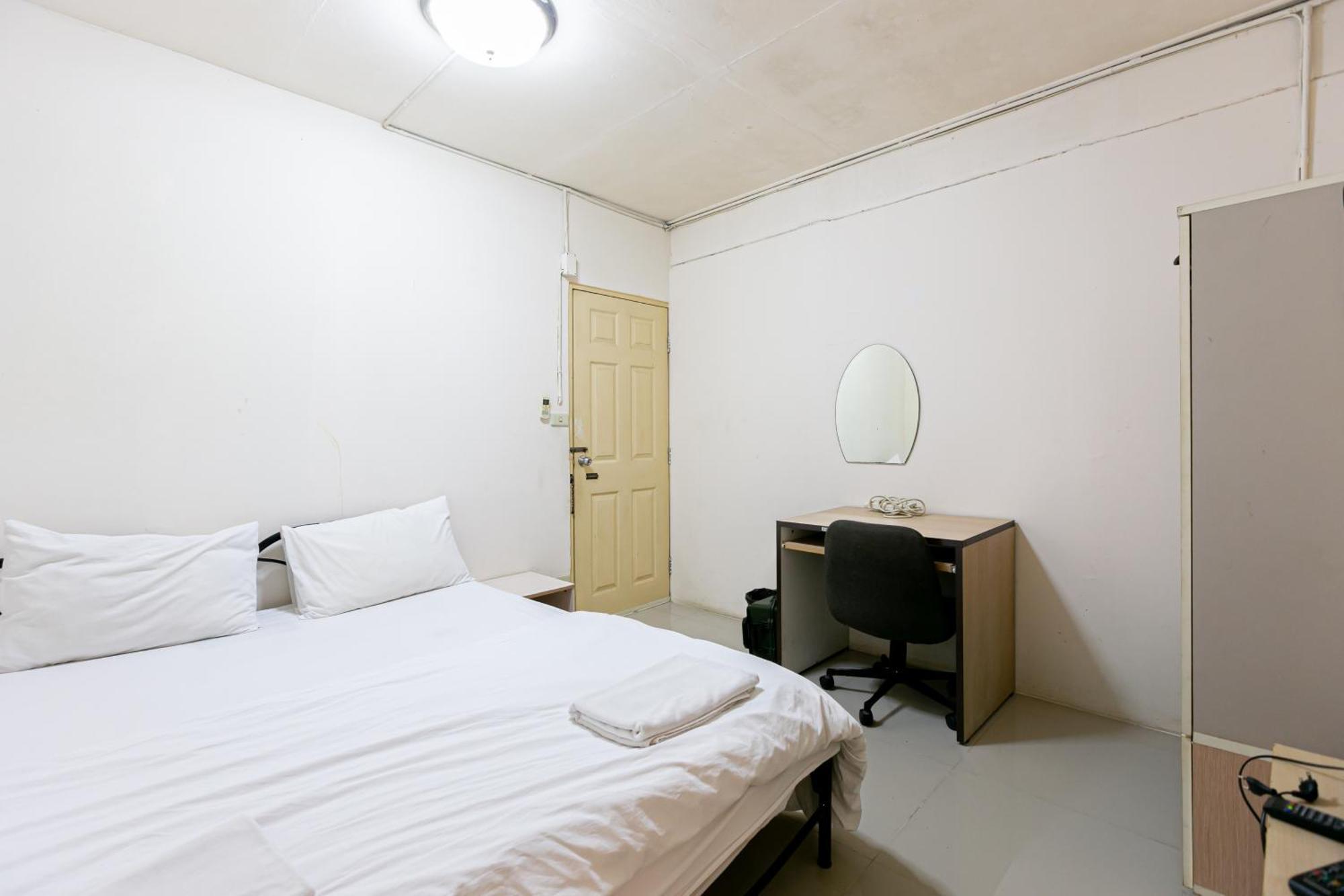 Freesia Saladaeng Silom Apartments Banguecoque Exterior foto