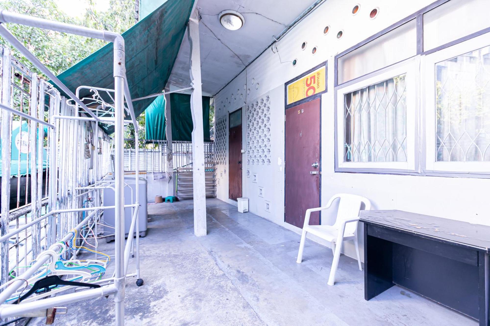 Freesia Saladaeng Silom Apartments Banguecoque Exterior foto