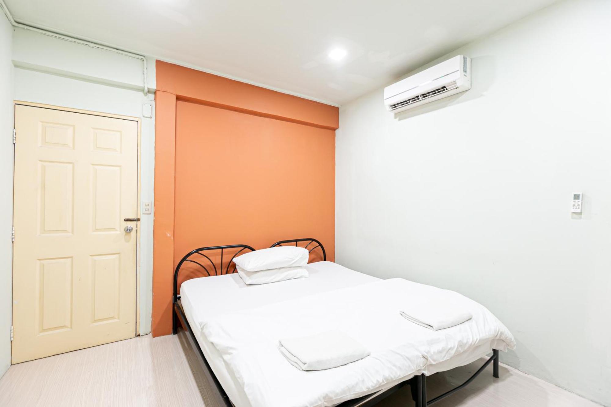 Freesia Saladaeng Silom Apartments Banguecoque Exterior foto